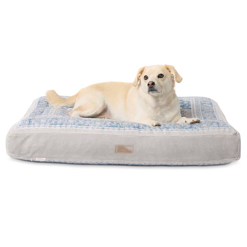 TOWN & COUNTRY EVERYDAY CuddleTown Medallion Pillow Crate Mat Pet Bed - M: 36"x28"x4" - Blue/Beige