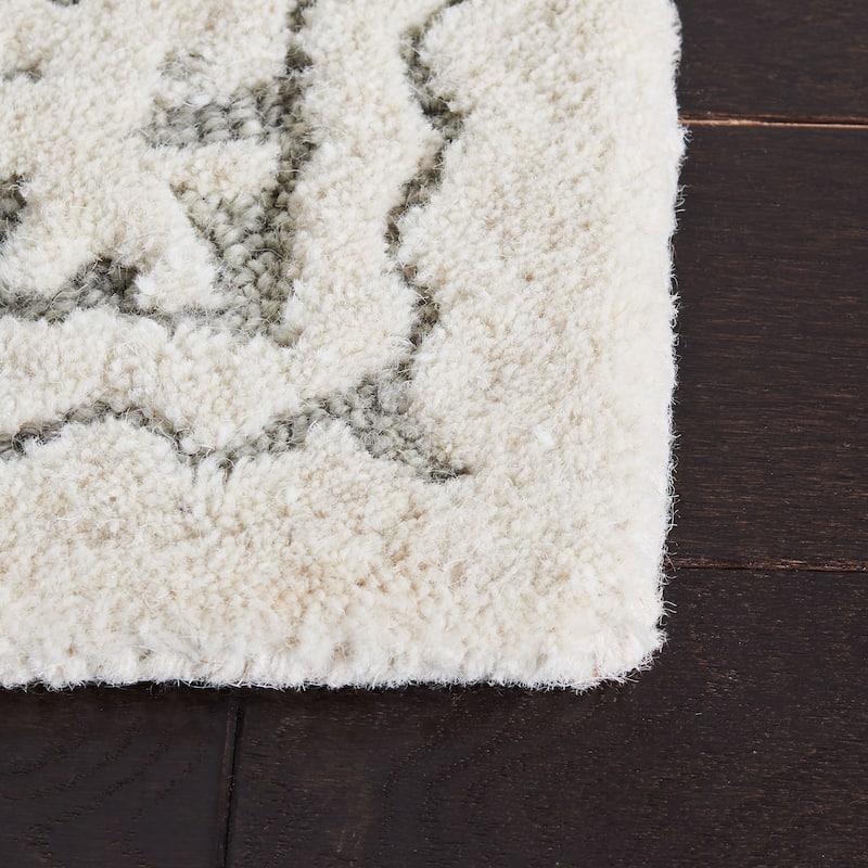 SAFAVIEH Handmade Micro-Loop Gerhild Medallion Wool Rug