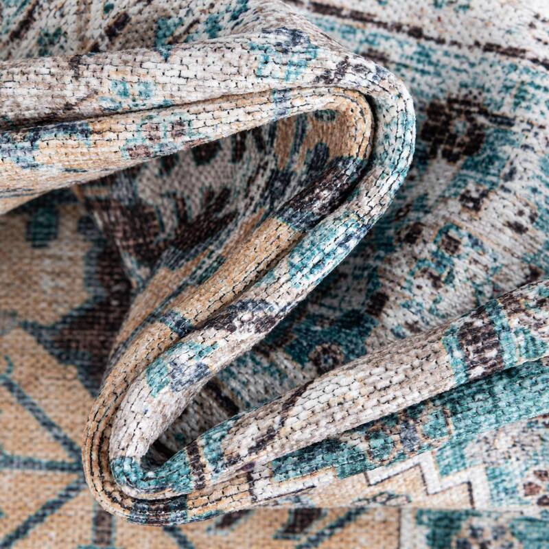 Traditional Tira Collection Area Rug
