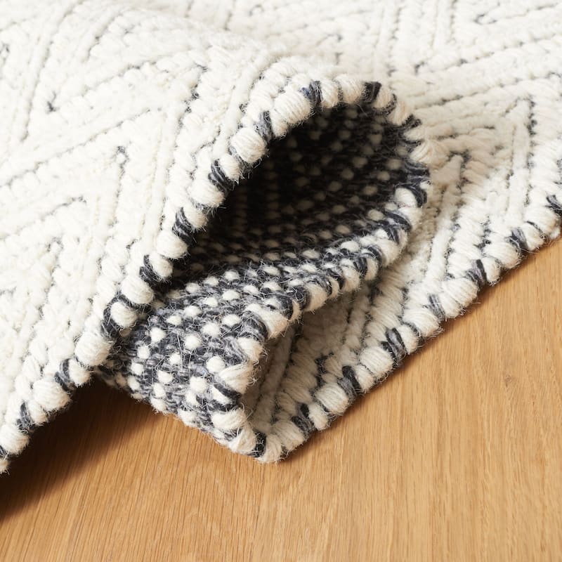 Martha Stewart by SAFAVIEH Handmade Hilkeline Wool Rug