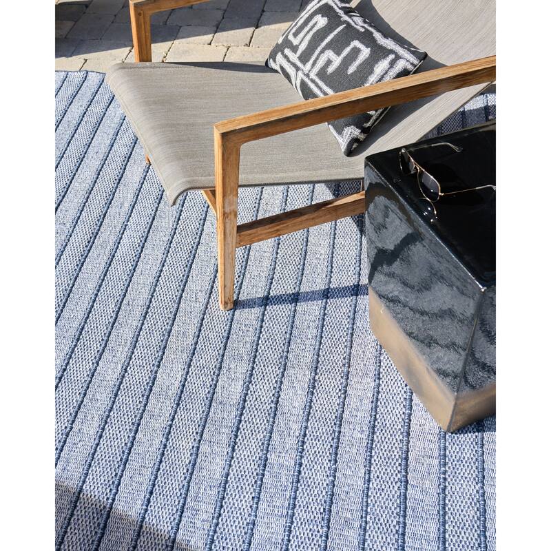 EXQUISITE RUGS Nova Indoor/Outdoor Flatweave PET yarn Blue Area Rug.