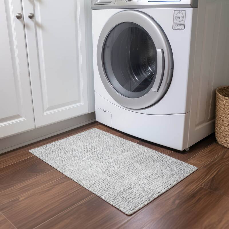 Machine Washable Indoor/ Outdoor Chantille Contemporary Diamonds Rug - Silver - 1'8" x 2'6"