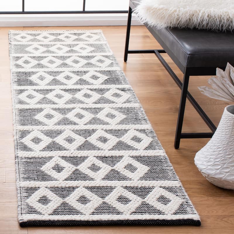 SAFAVIEH Handmade Natura Gyslaine Wool Rug - 2'3" x 8' Runner - Ivory/Black