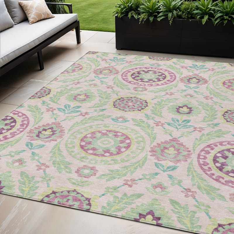 HomeRoots Floral Transitional Rectangle Outdoor Rug - 5' X 8'