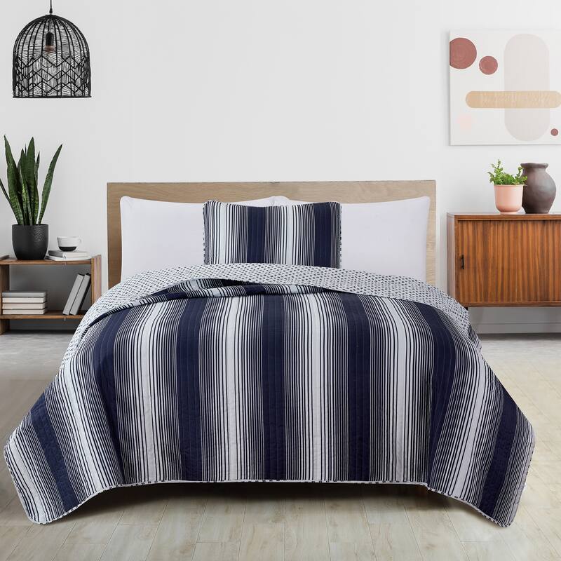 Luxurious Striped Microfiber Quilt Set With Shams