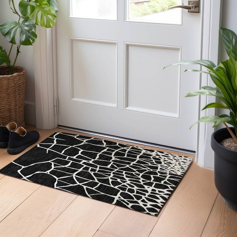 Machine Washable Indoor/ Outdoor Abstract Webby Chantille Rug - Black - 1'8" x 2'6"