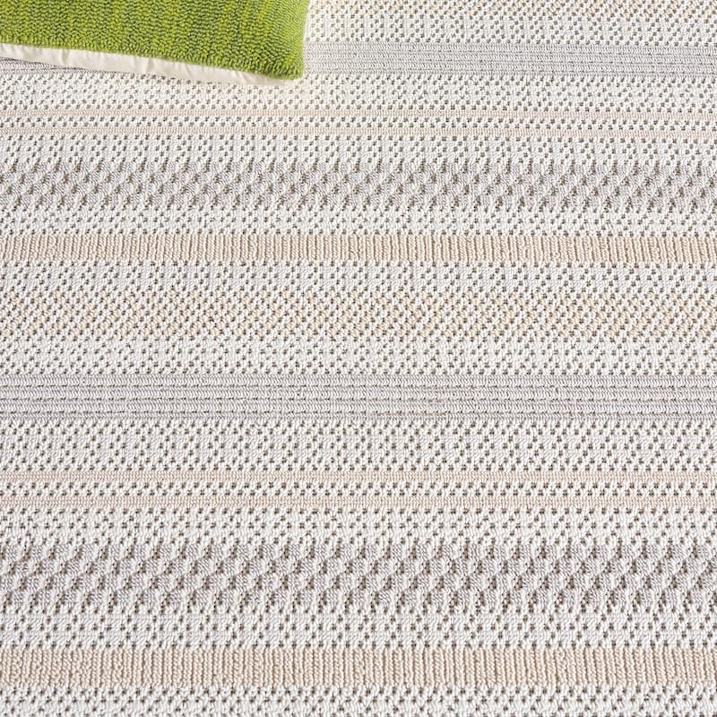 SAFAVIEH Veranda Fetije Washable Indoor/Outdoor Rug - Weather Resistant & Easy Cleaning
