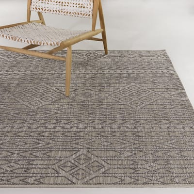 Lorcan Vintage Global-Inspired Indoor/Outdoor Area Rug