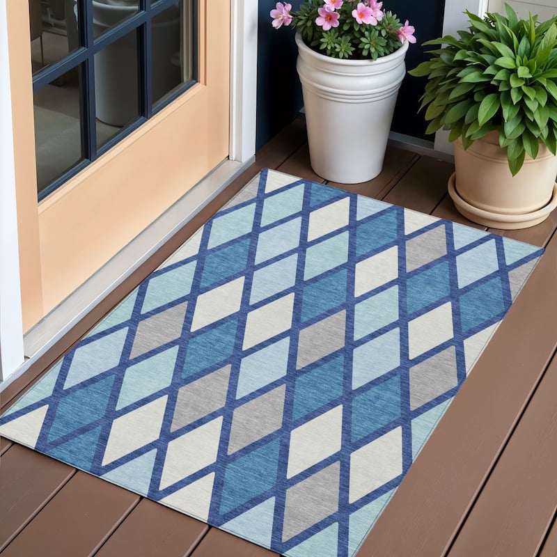 HomeRoots Geometric Transitional Rectangle Outdoor Rug - 3' x 5'