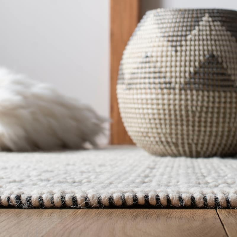 SAFAVIEH Handmade Natura Oliga Moroccan Wool Rug - Ivory/Black - 5' x 8'