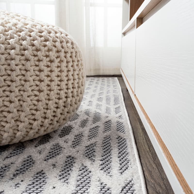 JONATHAN Y Jazz High-Low Pile Moroccan Diamond Modern Indoor/Outdoor Area Rug