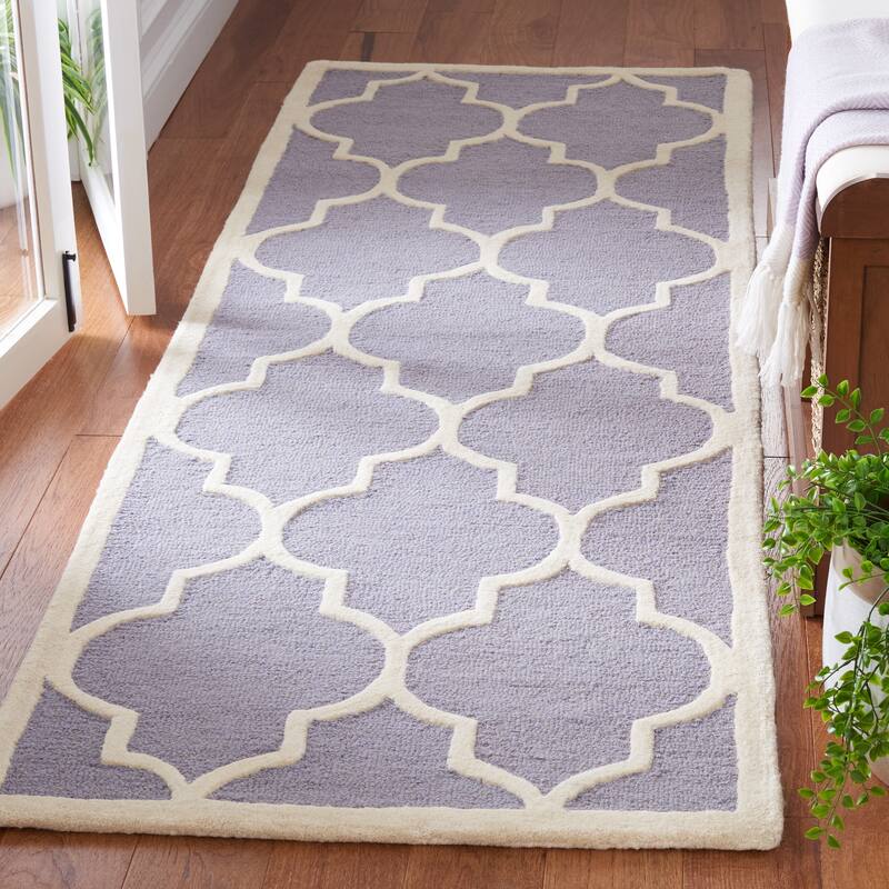 SAFAVIEH Handmade Cambridge Oddny Moroccan Trellis Wool Rug - 2'6" x 8' Runner - Silver/Ivory
