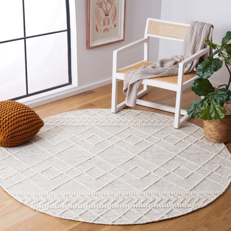 SAFAVIEH Handmade Natura Perunika Wool Braided Tassel Rug - 6' Round - Ivory/Black