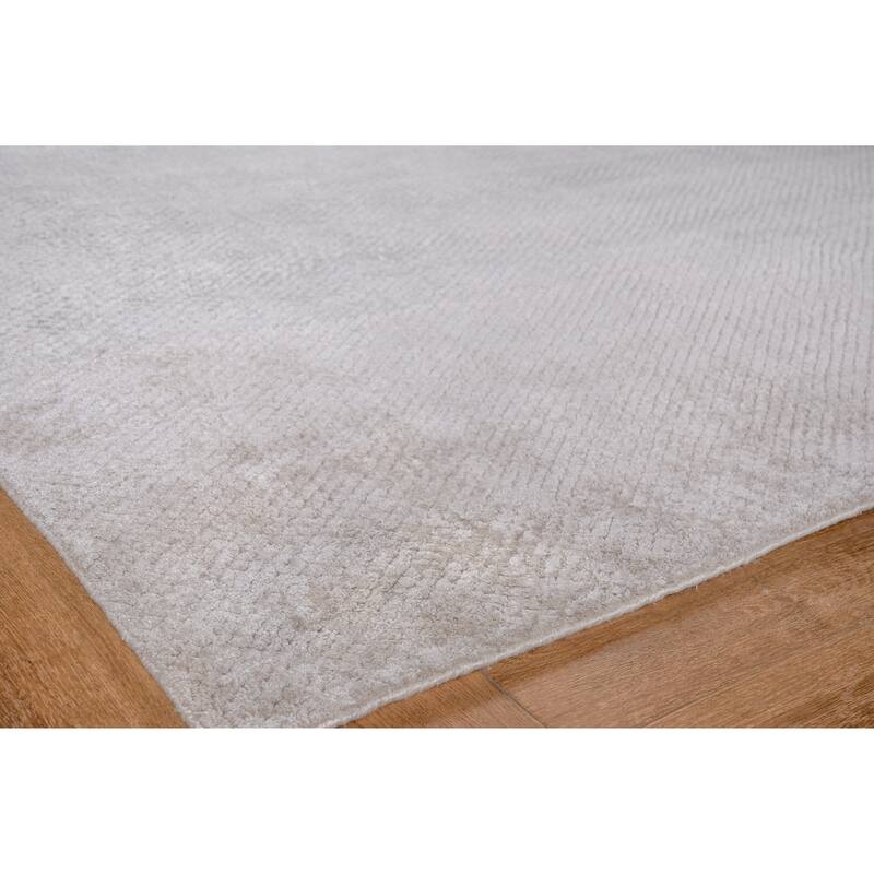 EXQUISITE RUGS Pearl Hand-loomed Bamboo Silk Silver Area Rug.