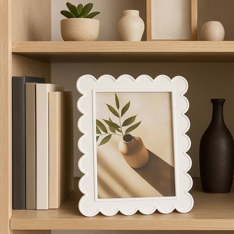 Resin Scalloped Edge Decorative Photo Frame - White