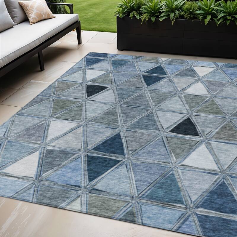 HomeRoots Geometric Transitional Rectangle Outdoor Rug - 5' X 8'