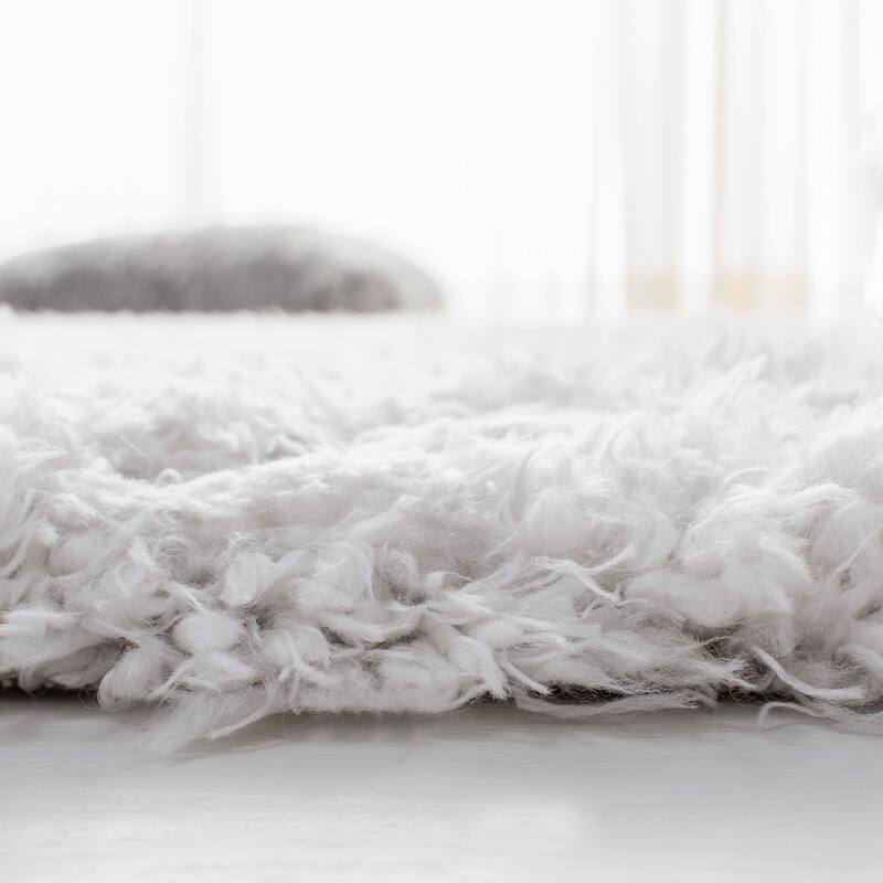SAFAVIEH Flokati Vojsava Shag Solid Rug