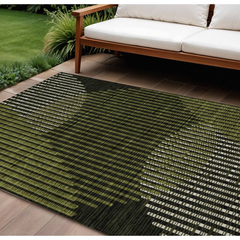 HomeRoots Geometric Transitional Rectangle Outdoor Rug - 10' X 14'