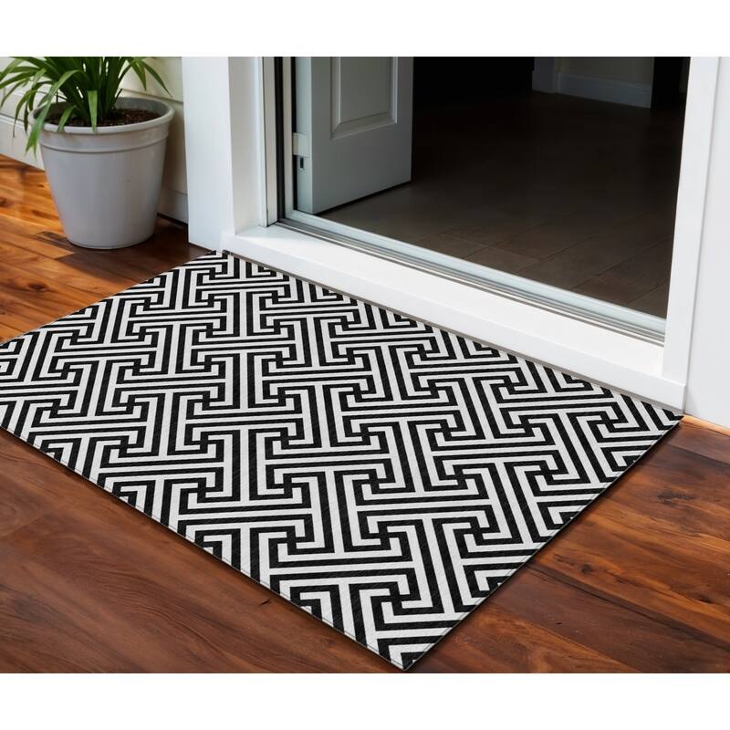HomeRoots Geometric Transitional Rectangle Outdoor Rug - 3' x 5'