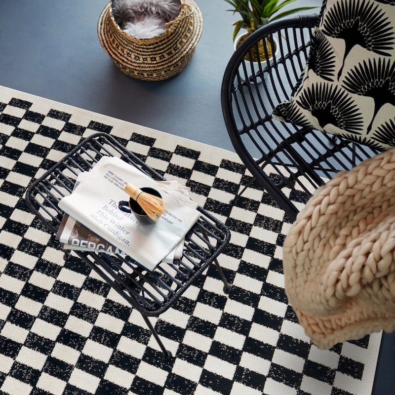 Contemporary Checkered Stylish Area Rug, Pet Friendly for Any Room
