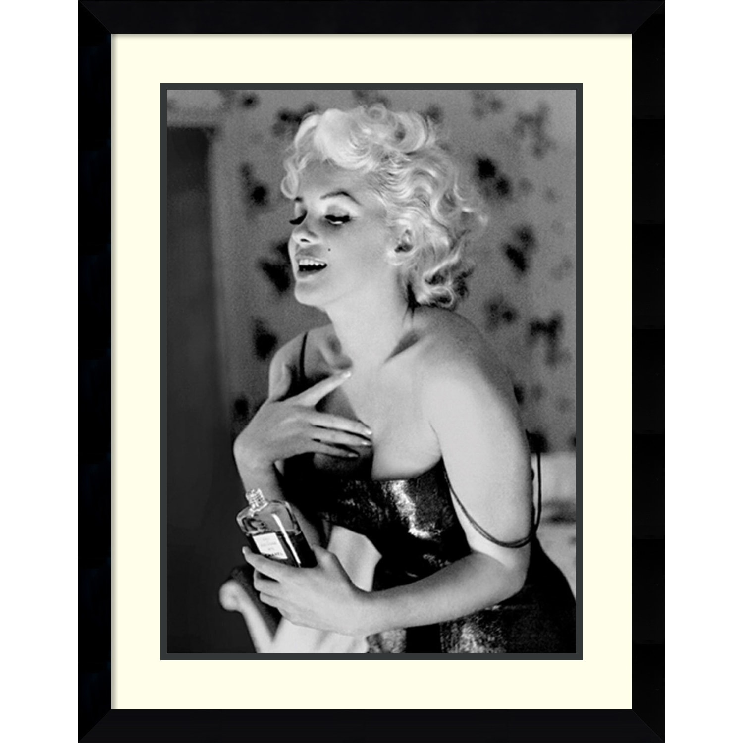 Framed Art undefinedMarilyn Monroe, Chanel No. 5undefined Ed Feingersh 29 x 36-inch - Overstock 5607699