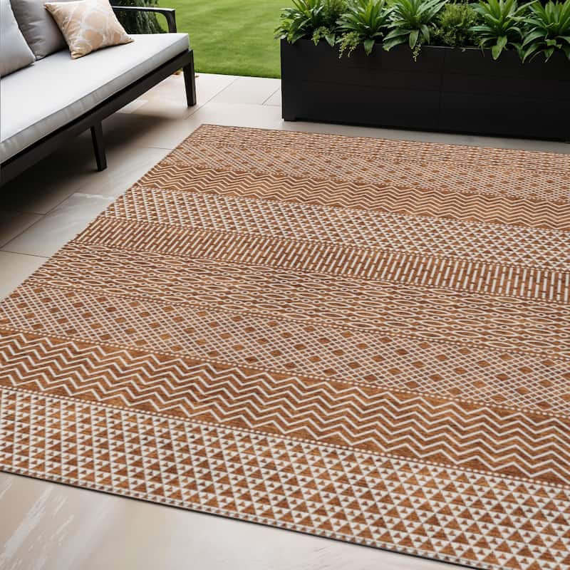HomeRoots Chevron Modern Rectangle Outdoor Rug - 5' X 8'