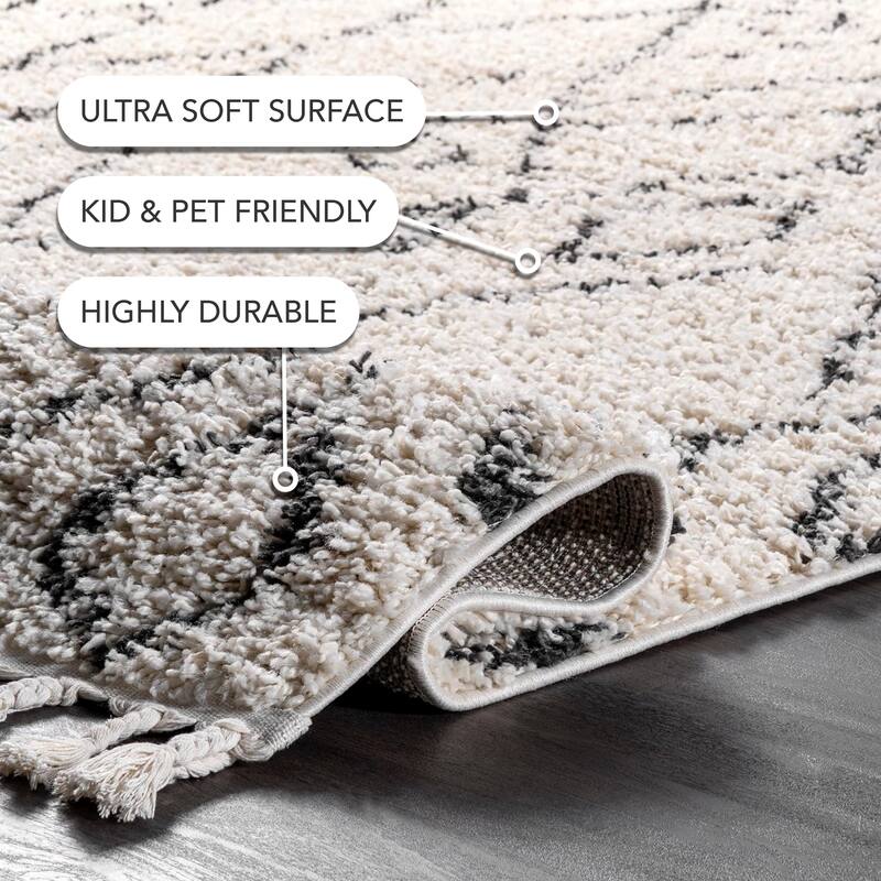 Nuloom Nieves Moroccan Diamond Tassel Area Rug