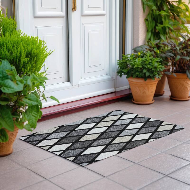 Machine Washable Indoor/ Outdoor Chantille Diamond Prism Rug - Black - 1'8" x 2'6"