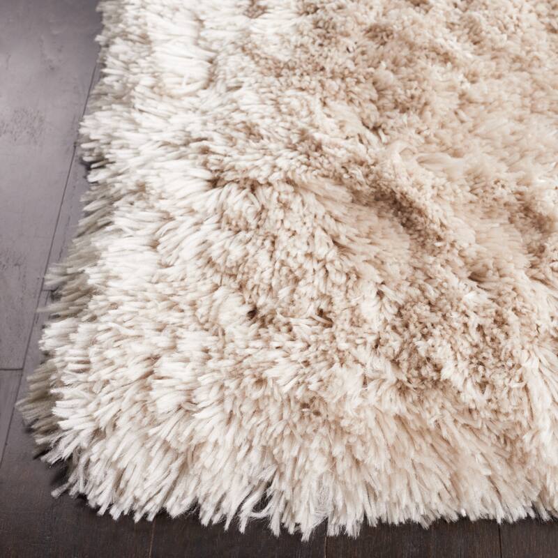 SAFAVIEH Handmade Arctic Shag Guenevere 3-inch Extra Thick Rug