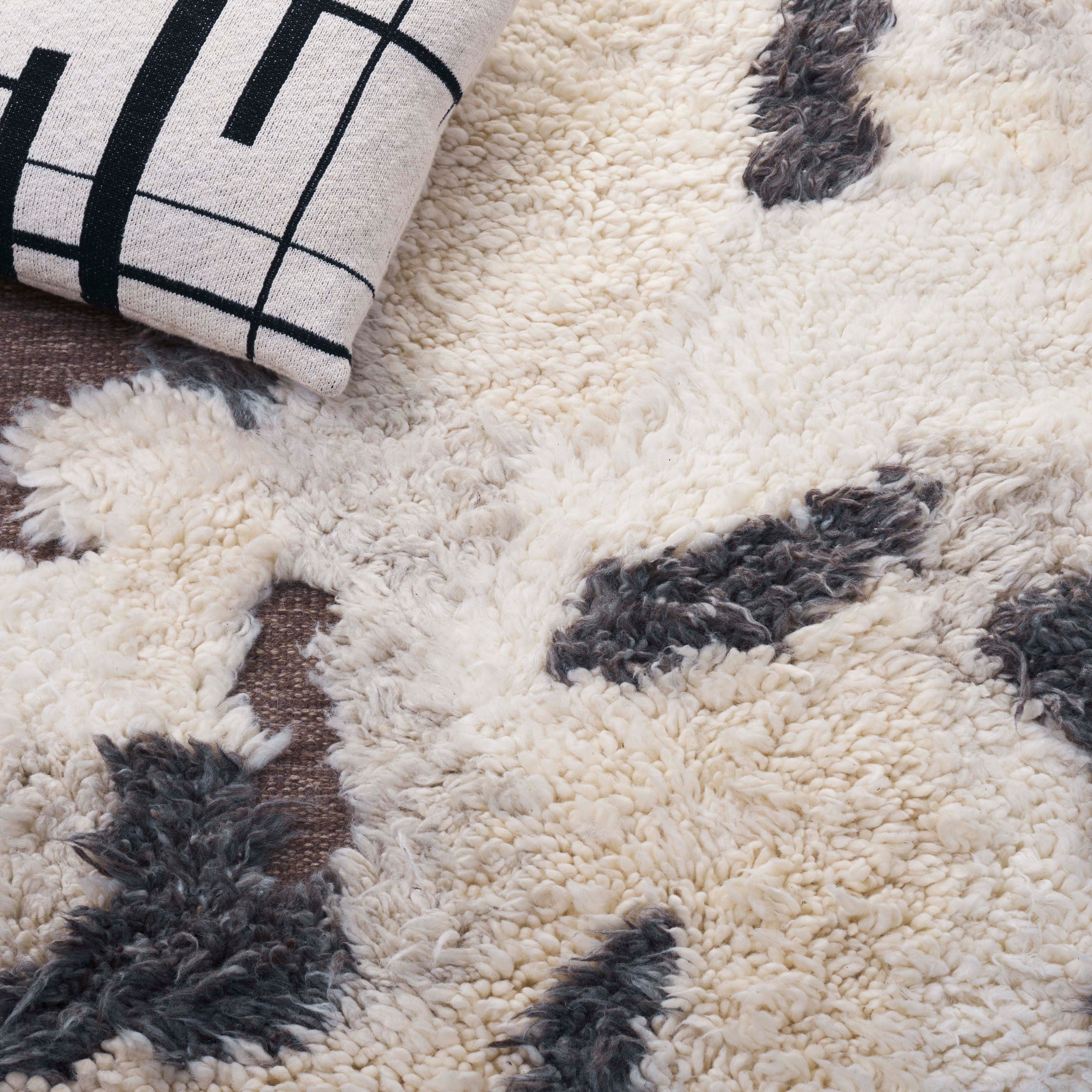SAFAVIEH Handmade Casablanca Shag Fusako Wool High-Low Pile Rug