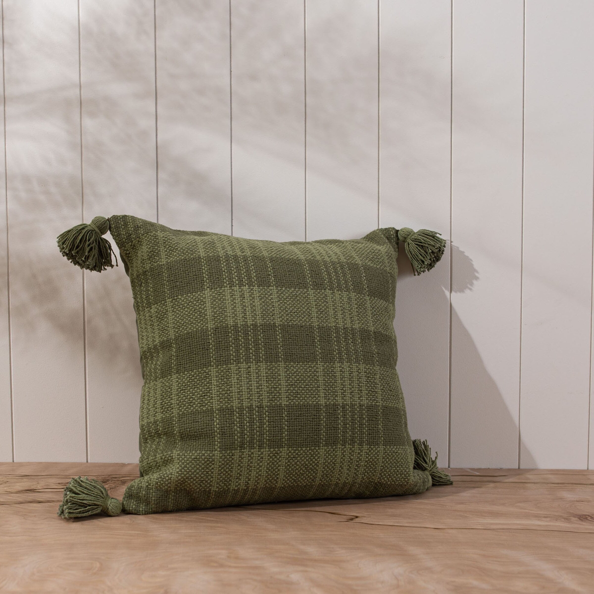 https://ak1.ostkcdn.com/images/products/is/images/direct/c80f44a00a5d9da6d3c83ce20a43ff6bdb15f5c9/Foreside-Home-%26-Garden-Green-Plaid-18X18-Hand-Woven-Filled-Pillow.jpg