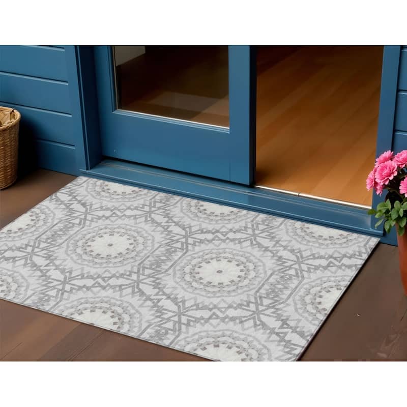 HomeRoots Floral Medallion Transitional Rectangle Outdoor Rug - 3' x 5'