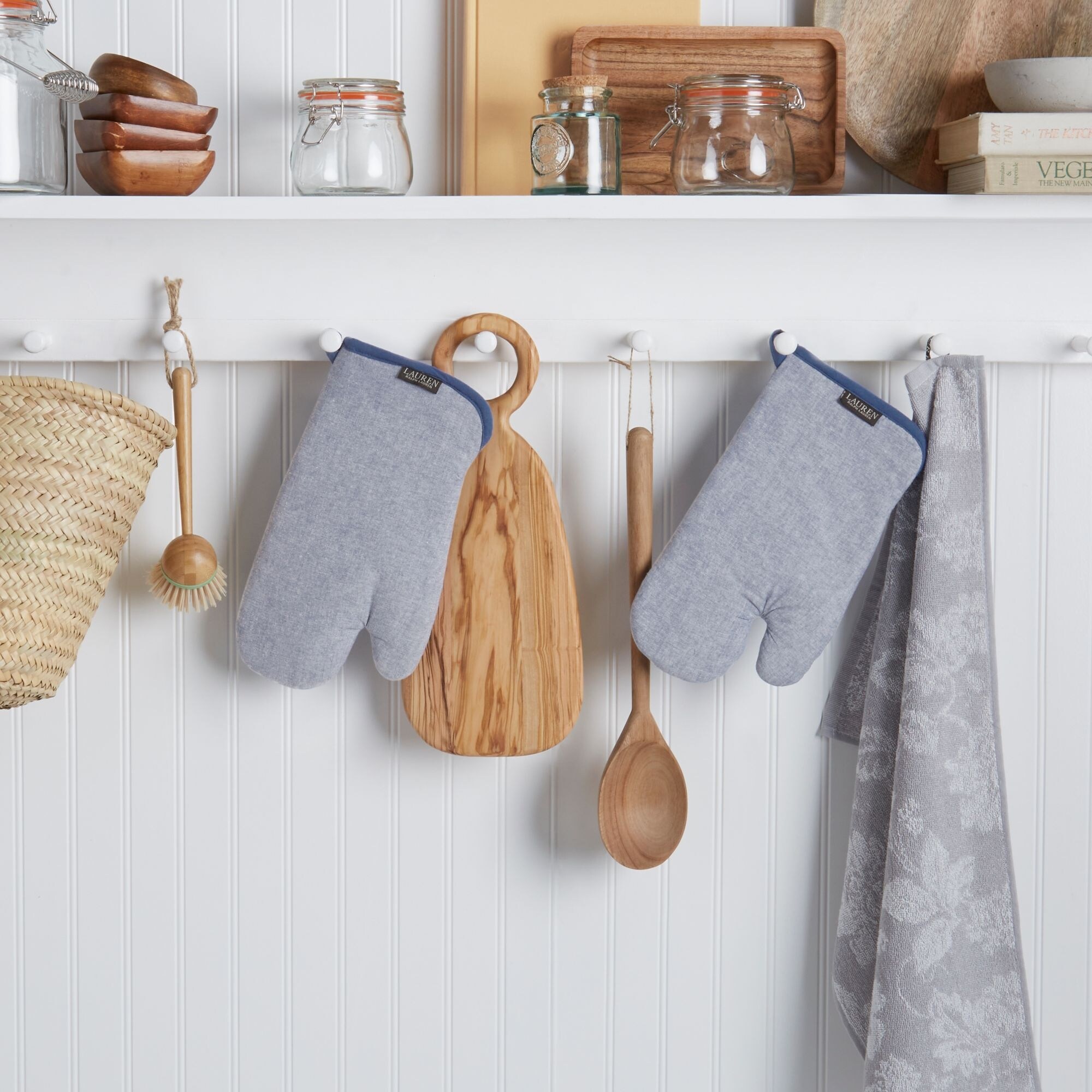 https://ak1.ostkcdn.com/images/products/is/images/direct/c846767be4ad6ef2ef158e32c743f69023a25c3c/Ralph-Lauren-Chambray-Woven-Mini-Oven-Mitt-Set%2C-2-Piece.jpg