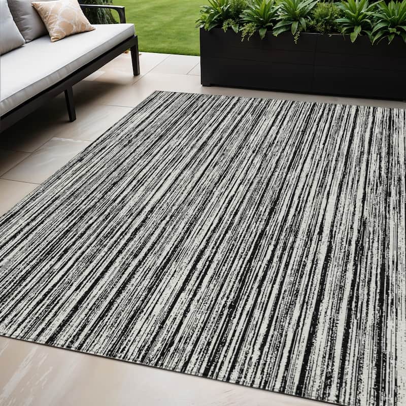 HomeRoots Striped Transitional Rectangle Outdoor Rug - 5' X 8'