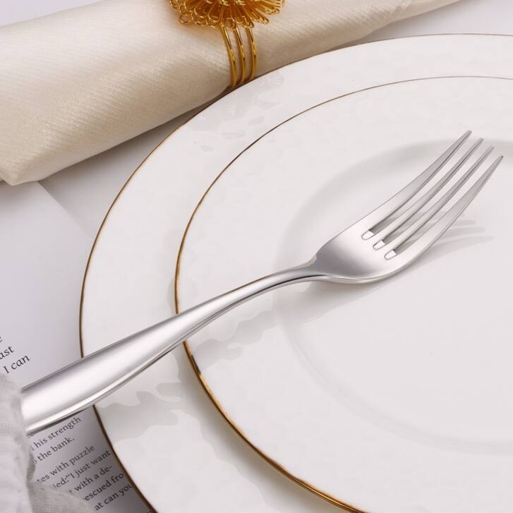 20 Pc Flatware Set with Wavy Handle