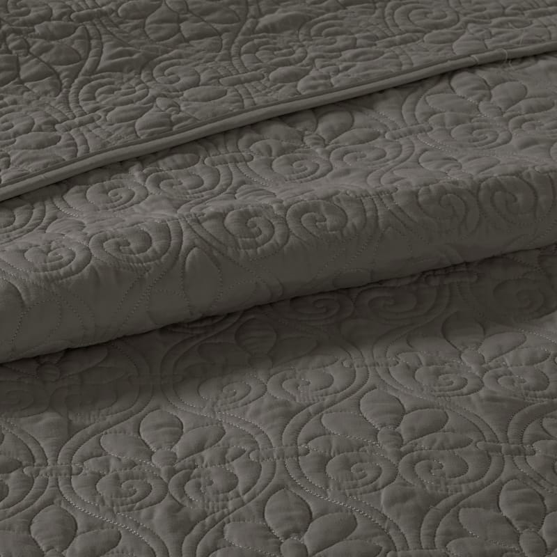 Madison Park Mansfield Reversible Oversized 3-piece Solid Texture Bedspread Quilt Set with Matching Shams