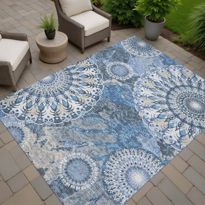 Machine Washable Indoor/ Outdoor Traditional Pinwheel Chantille Rug