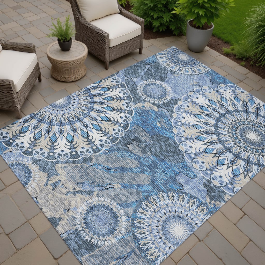 Machine Washable Indoor/ Outdoor Traditional Pinwheel Chantille Rug