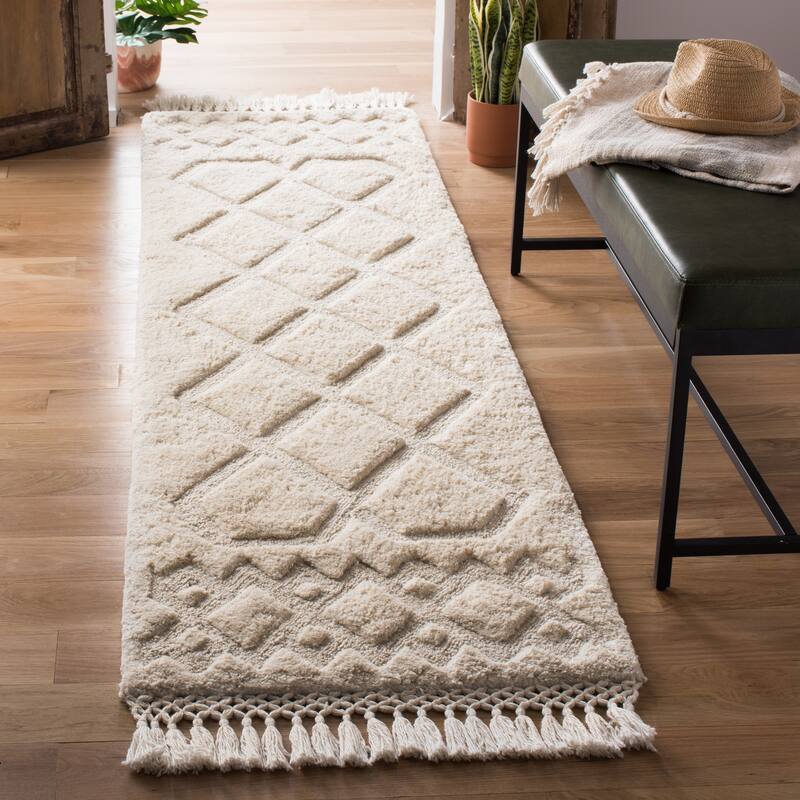SAFAVIEH Handmade Casablanca Shag Grozdanka Tribal Wool Rug - 2'3" x 8' Runner - Ivory