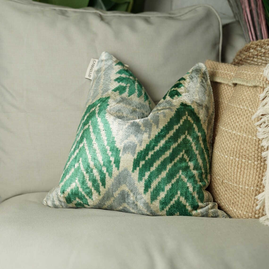 https://ak1.ostkcdn.com/images/products/is/images/direct/c929714c0658544fc15903700269dcec2f00b608/Handmade-Modern-Throw-Pillows-With-Insert-Green-Boho-Velvet-16x16-in.jpg