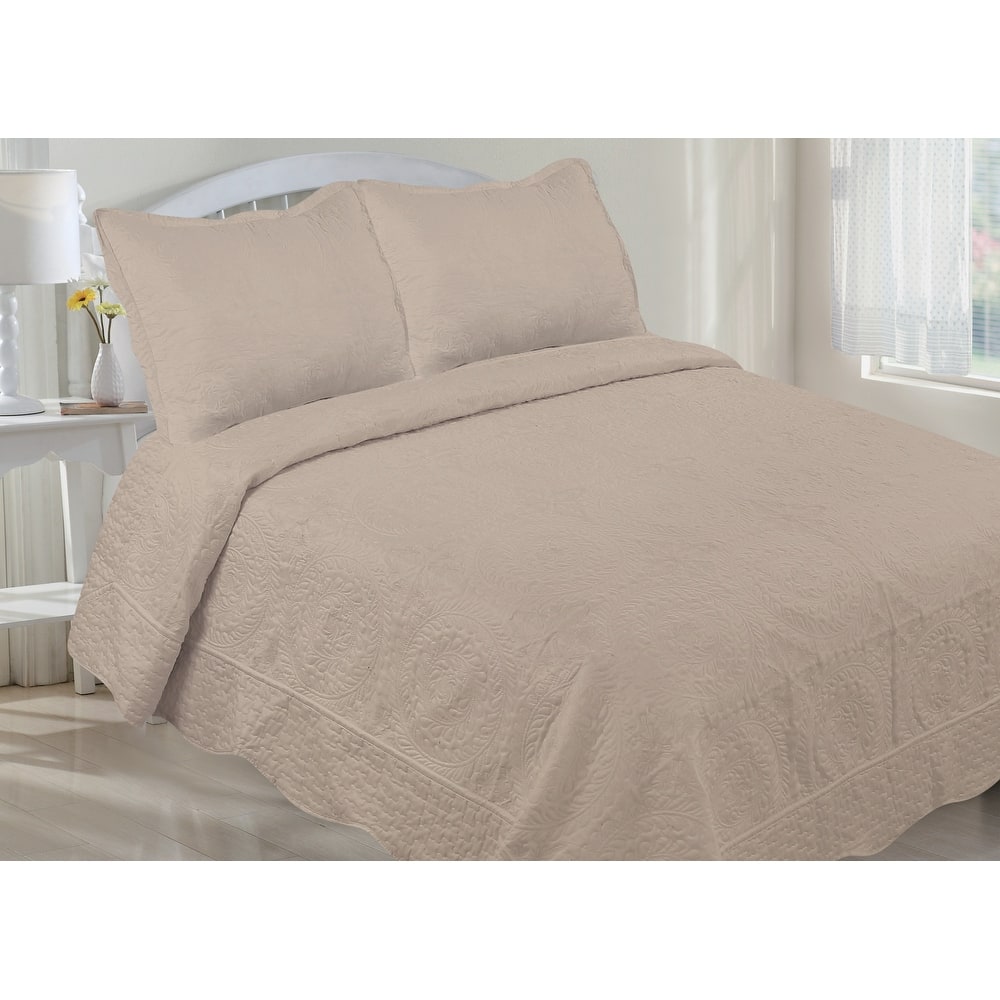 Embroidered Oversized Scalloped Edge Quilt Set