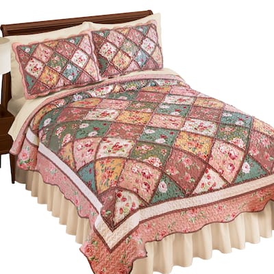 Kamila Floral Patchwork Trellis Design Scalloped Edge Quilt