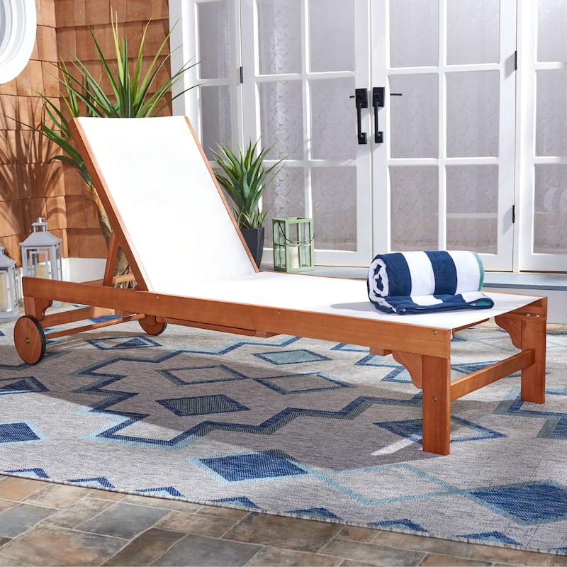 SAFAVIEH Outdoor Liubomira Sunlounger - 25Wx81Dx39H - White