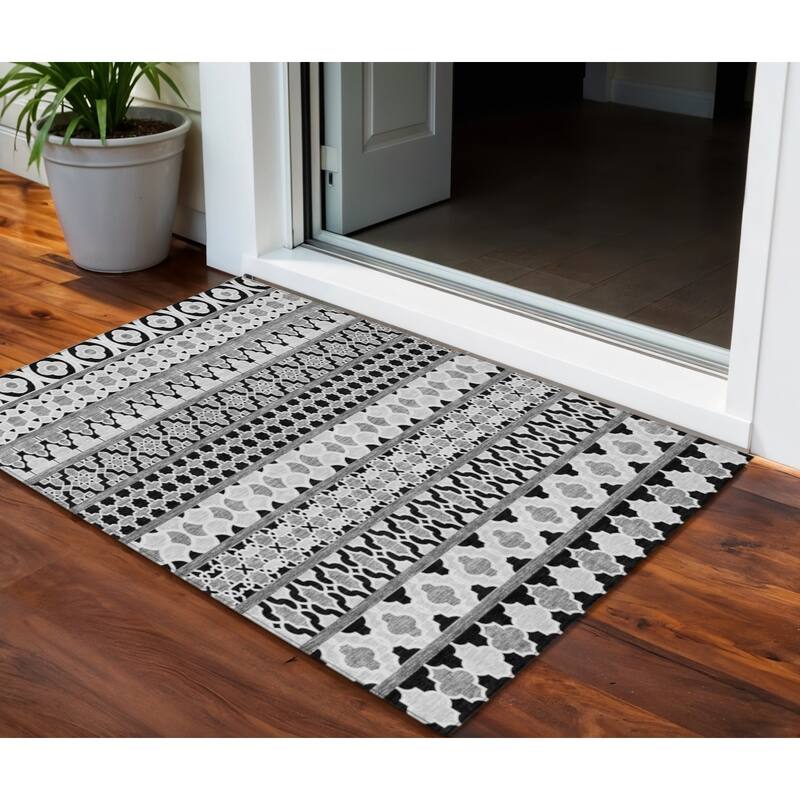 HomeRoots Quatrefoil Transitional Rectangle Outdoor Rug - 3' x 5'