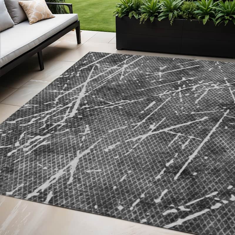 HomeRoots Abstract Transitional Rectangle Outdoor Rug - 5' X 8'