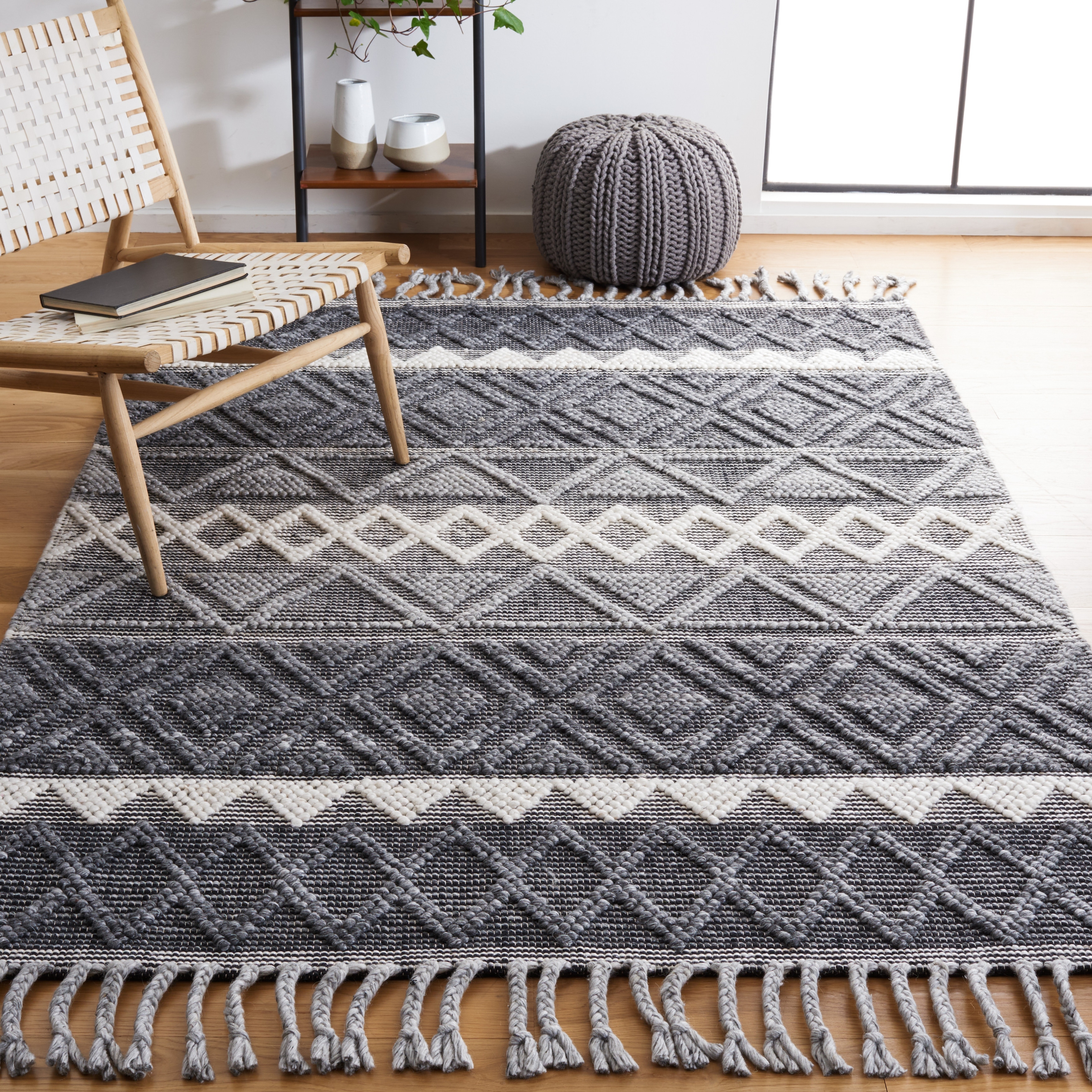 SAFAVIEH Handmade Natura Bilyana Wool Braided Tassel Rug
