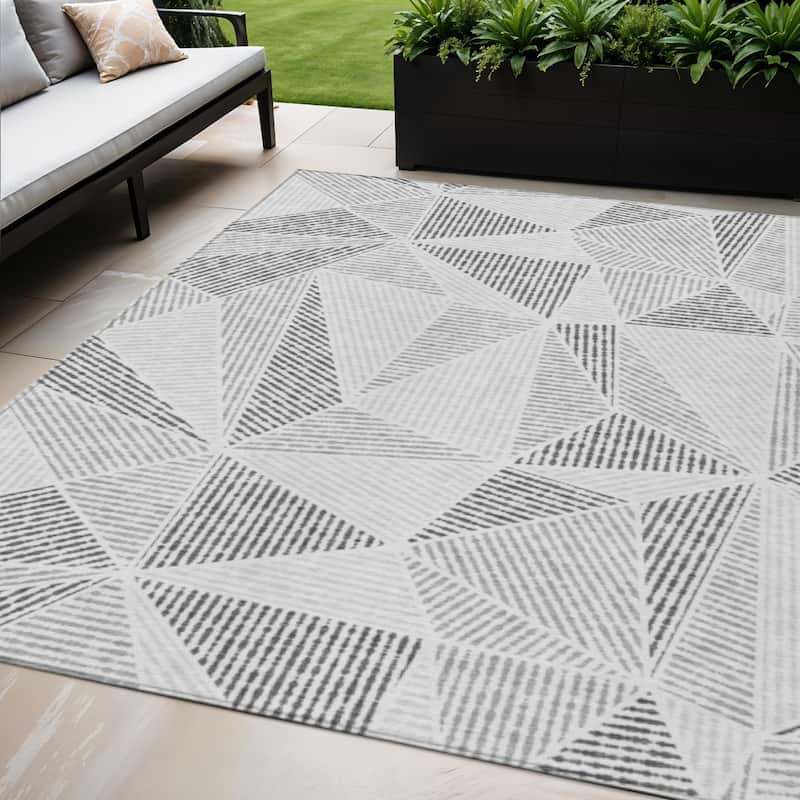 HomeRoots Geometric Transitional Rectangle Outdoor Rug - 5' X 8'