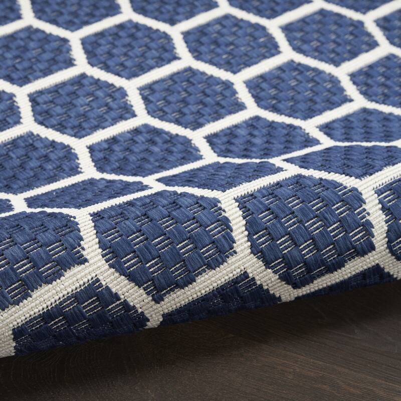 HomeRoots Geometric Modern Rectangle Outdoor Rug - 8' Round