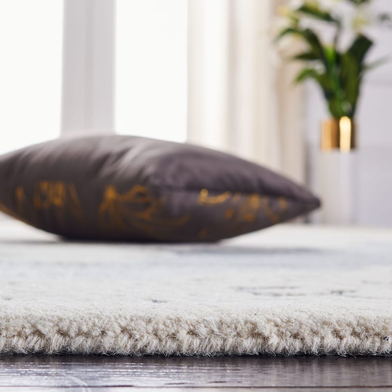 SAFAVIEH Handmade Micro-Loop Gerhild Medallion Wool Rug