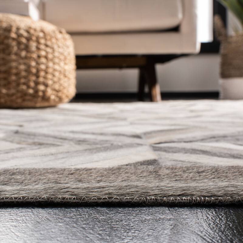 SAFAVIEH Handmade Studio Leather Rhiannon Modern Leather Rug